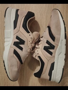 New Balance 997H Dark Pink Women’s Sneakers Size 10